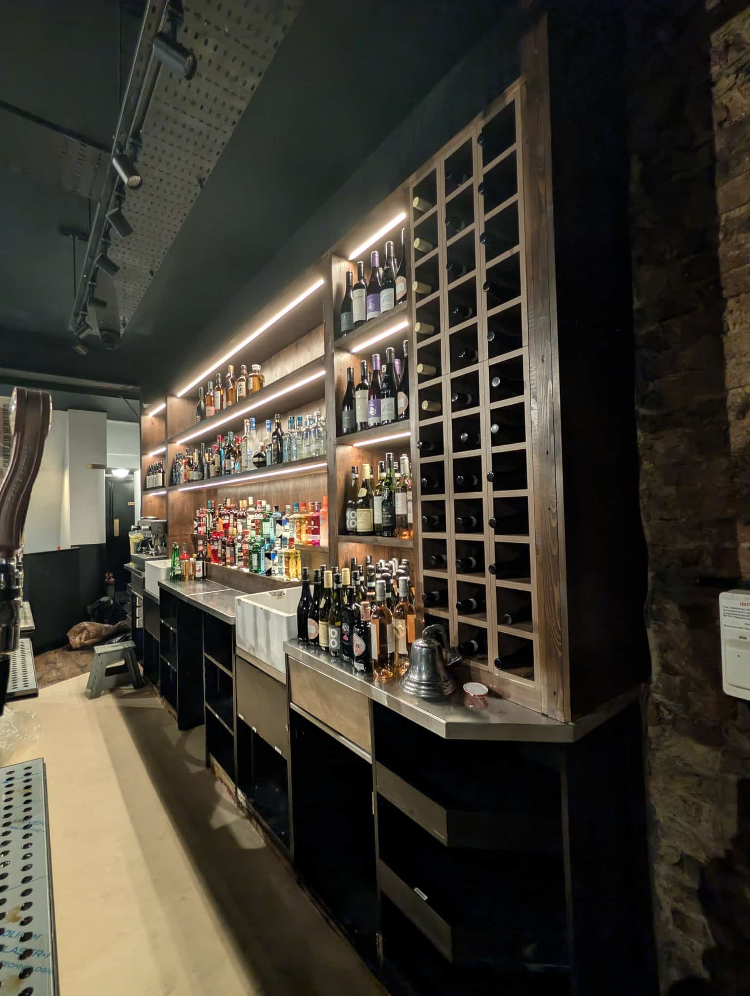 Bar back-bar LED lighting and bottle display
